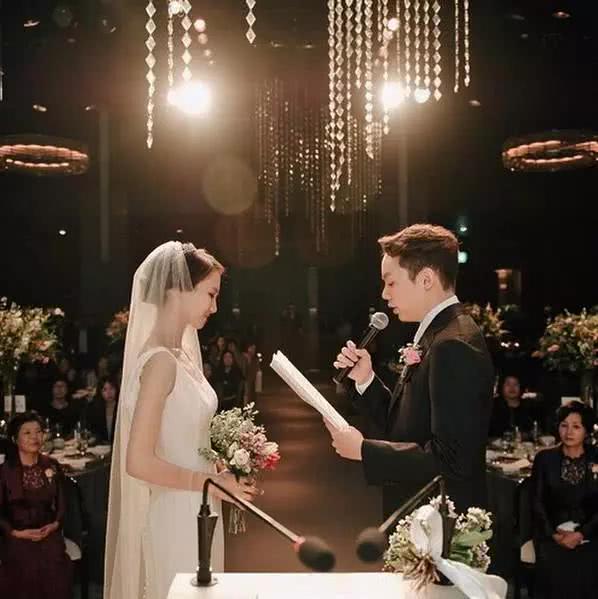 一夜爆红!这对济州夫妇356天穿情侣装,摄影旅行,上演最美爱情