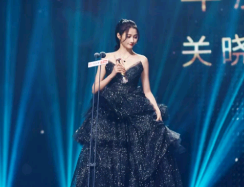 22岁关晓彤与27岁热巴同框侧脸,一个青春靓丽,一个明艳动人