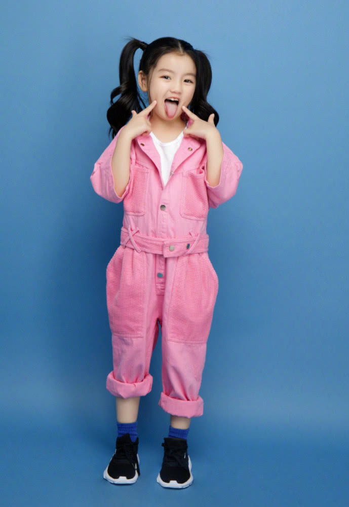 阿拉蕾长大了!穿“民族裙”跳舞有模有样,年纪小却是公认时尚咖