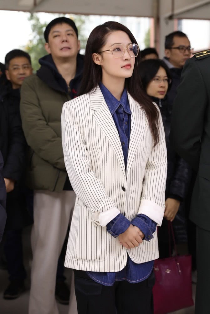李沁真乃人间绝色,“少女脸”轻松切换“熟女脸”,一抹红唇就搞定