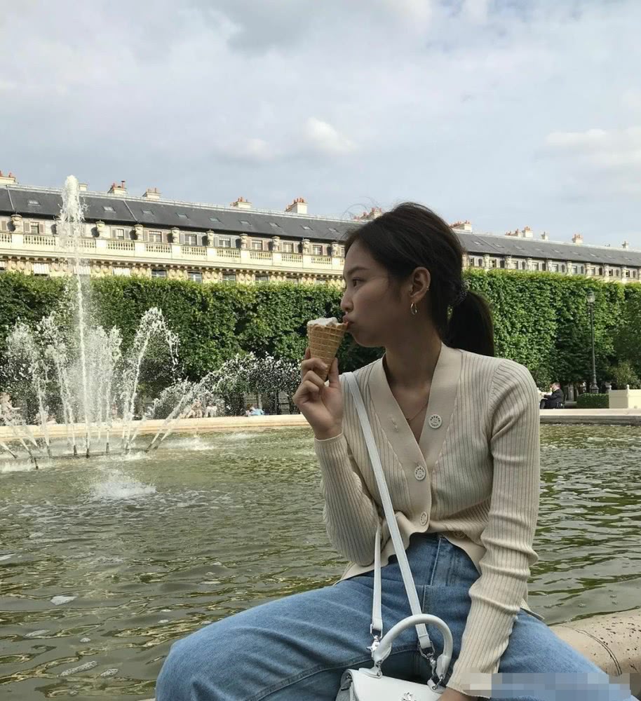 和人间香奈儿JENNIE学穿搭，你也可以又纯又欲！