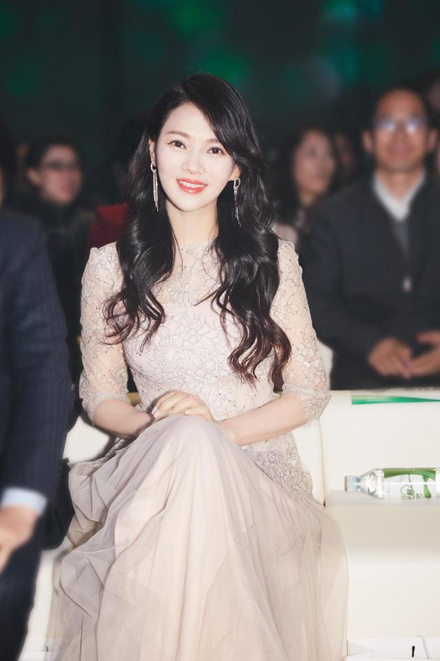 伊能静裸色连衣裙配长卷发,50岁美过24岁少女