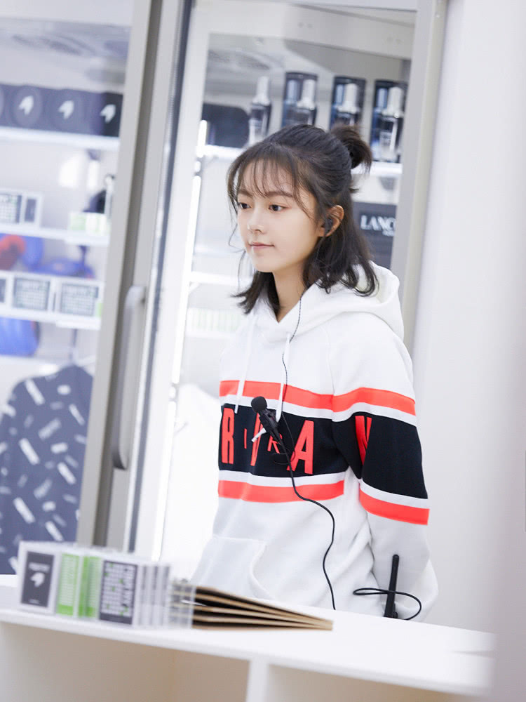 BABY和赵今麦,工装甜美风VS青春学院风,结了婚就是不一样!