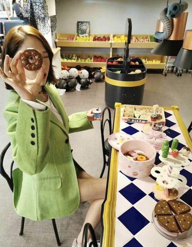 陈乔恩换摩卡波波头太时髦,牛油果绿西装配短裤气质惊艳!