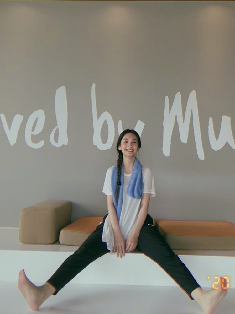 杨丞琳穿拼接牛仔外套配丸子头，35岁依旧是冻龄少女