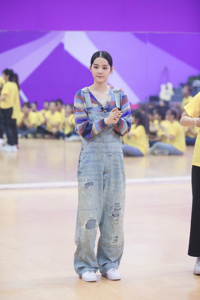 欧阳娜娜私服照穿黑白色格纹短外套配牛仔裤,双腿纤细笔直