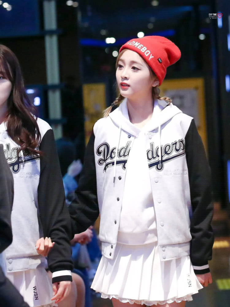 鞠婧祎和吴宣仪同戴小红帽,不是年轻就能赢,你更喜欢谁的选型!