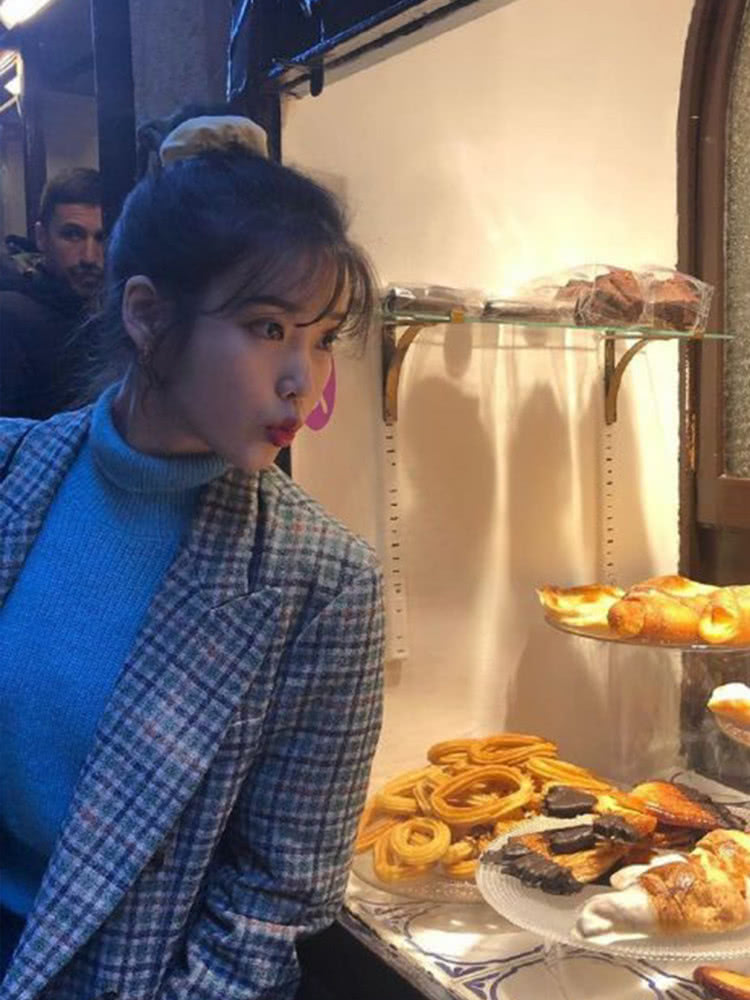 IU又出新造型,湖蓝打底衫搭配格纹西装,丸子头太可爱!