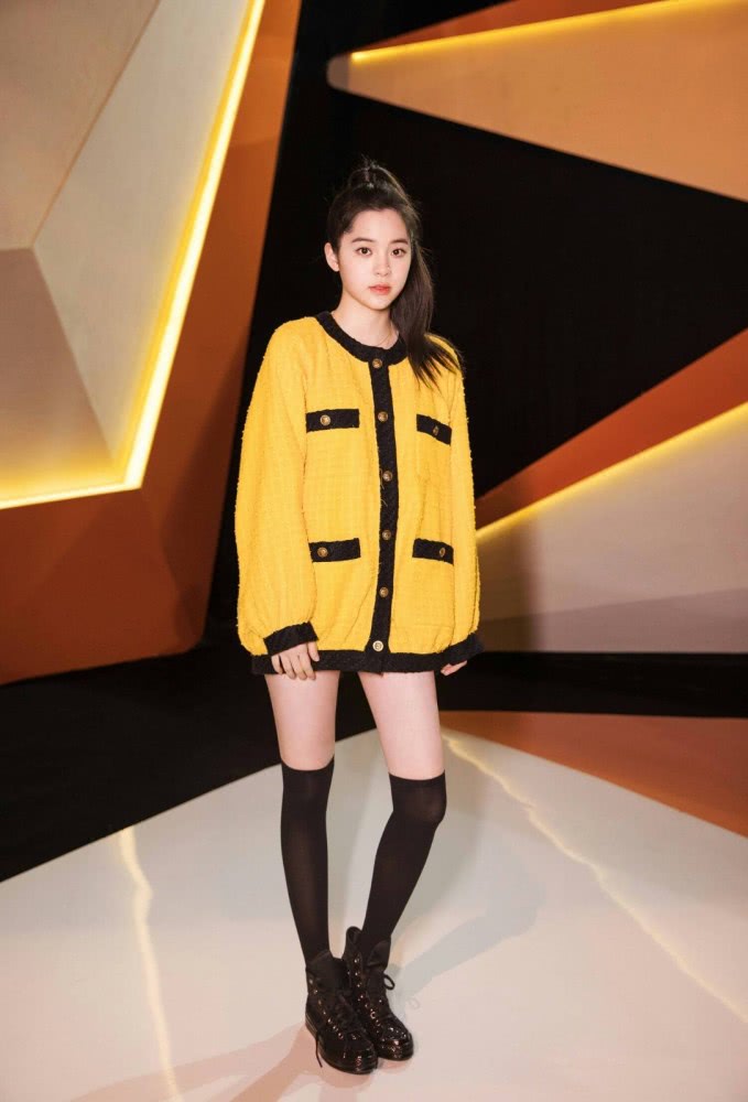 欧阳娜娜私服照穿黑白色格纹短外套配牛仔裤,双腿纤细笔直