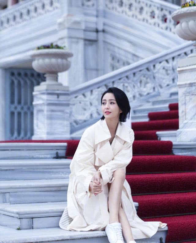 佟丽娅的气质太绝了！穿白色风衣配小白鞋朴素的搭配却意外显高级