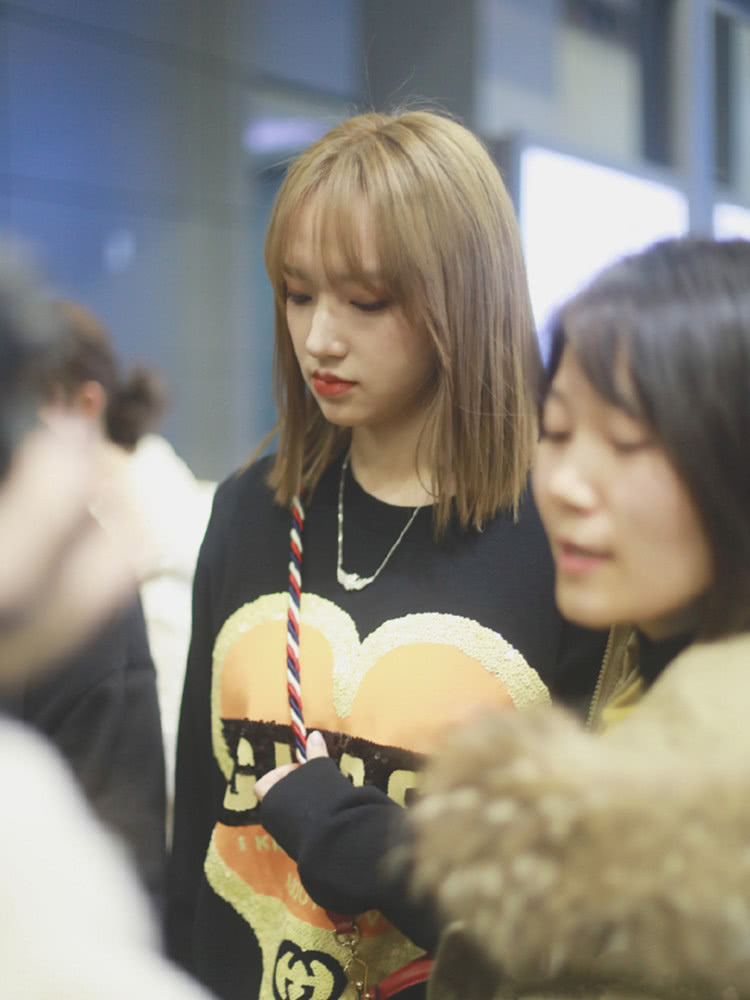 程潇私机场街拍,重现ALL BLACK穿搭,甜酷女孩上线!