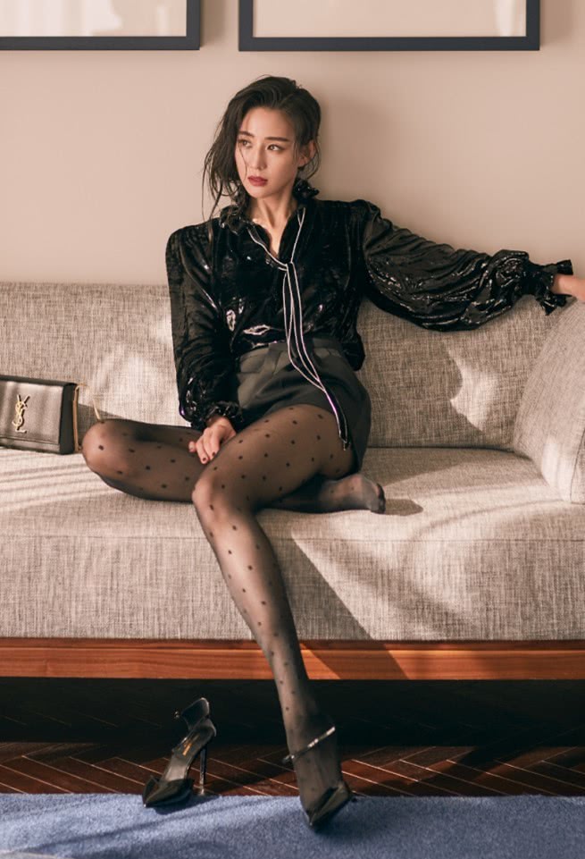 张钧甯晒外国街拍照,双腿穿袜撑出带点,这是对裤袜最大的尊重