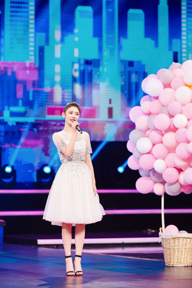 林允大红色休闲套装配老鼠平底鞋,可爱又精致