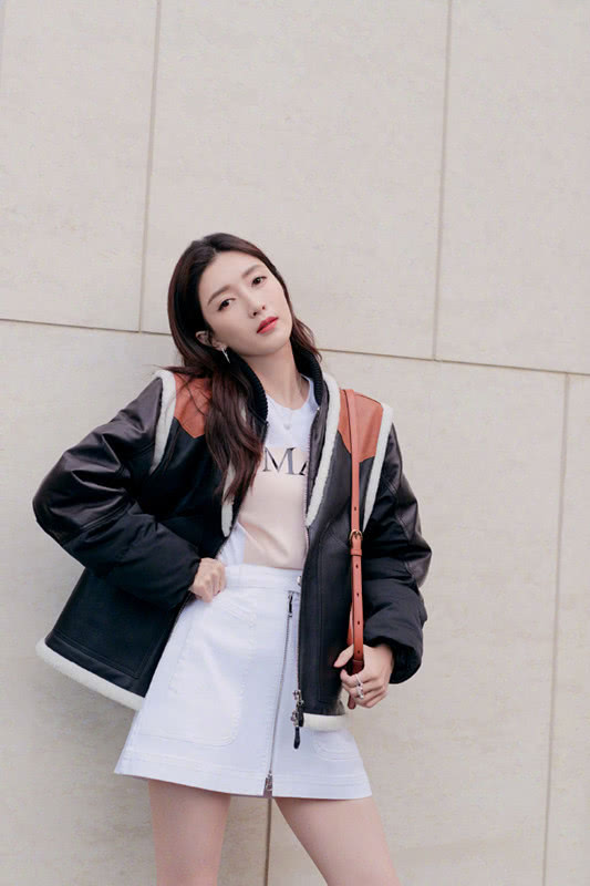 江疏影秀过年私服,穿皮衣搭A字裙,穿长靴超时尚