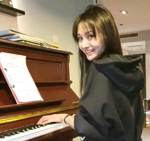 郑爽素颜练弹钢琴视频曝光,回头面对拍摄者灿烂微笑,少女感十足