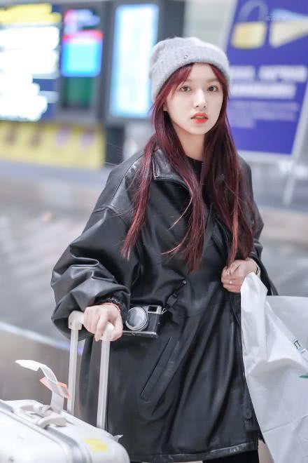 程潇穿黑色吊带裙,与海涛模仿史密斯夫妇,神还原惊艳全场