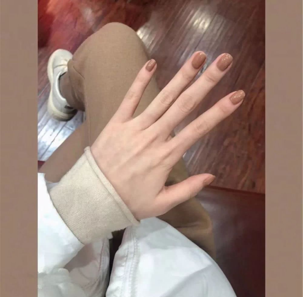 2020冬季做什么纯色美甲显白还好看？