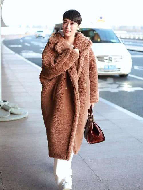 羽绒服不再受欢迎，今年外套界流行的“小霸王”，时髦精张钧甯都穿