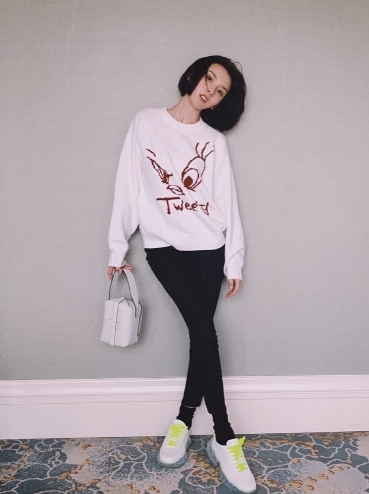 美女宋祖儿私服穿小熊卫衣紧身裤,秀双腿被怒赞:不敢P系列