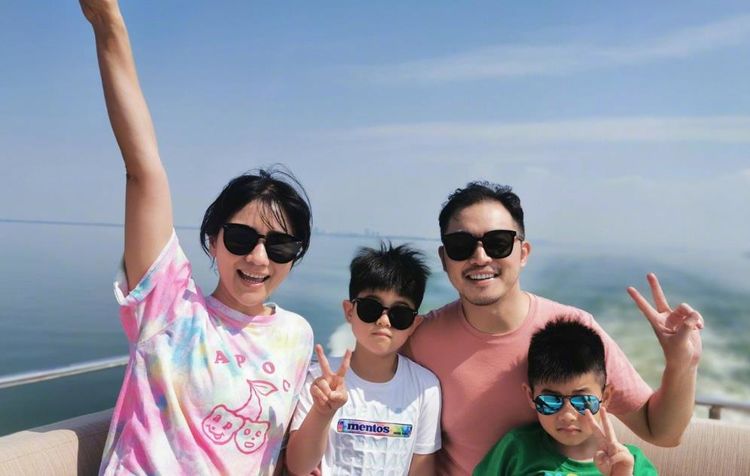 沙溢晒儿子近照，拍照手势老父亲看不懂，评论区都说安吉胖了