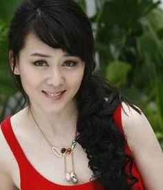 她是黄磊同学,24岁成影后,嫁导演被家暴,二婚嫁运动员