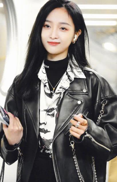 秋冬时节不会穿衣,吴宣仪的4套穿搭技巧让你一不小心变成时髦精