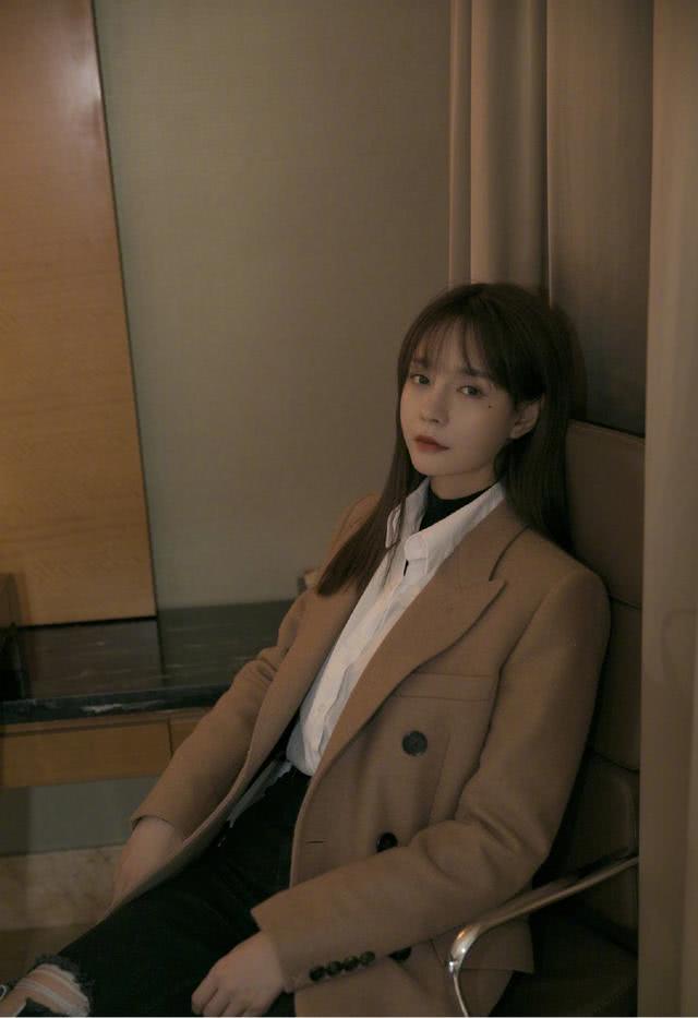 沈梦辰粉色少女装扮亮相，色彩柔和乖巧可爱，天生的衣服架子