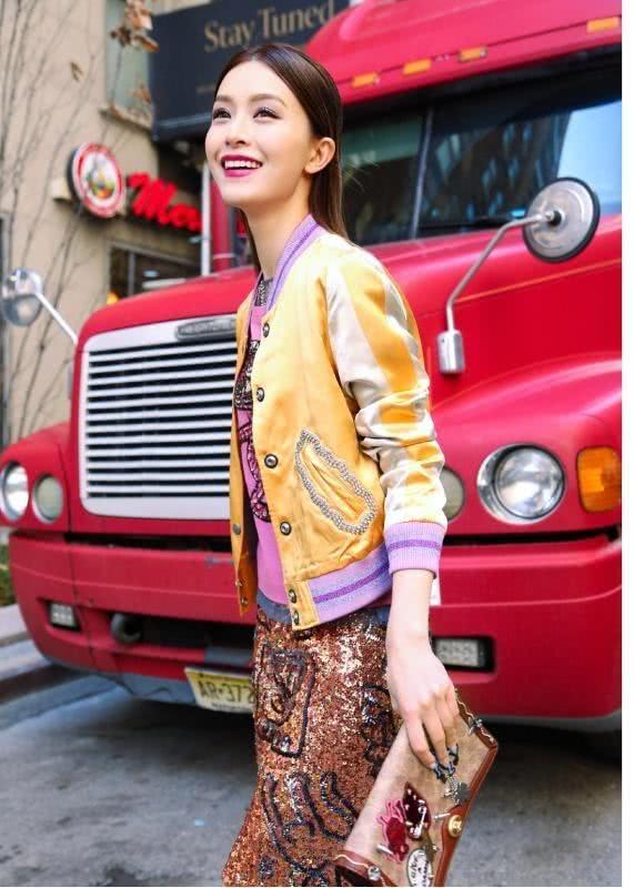 文咏珊土味玫红色也穿出了贵妇感，果然是模特出身的