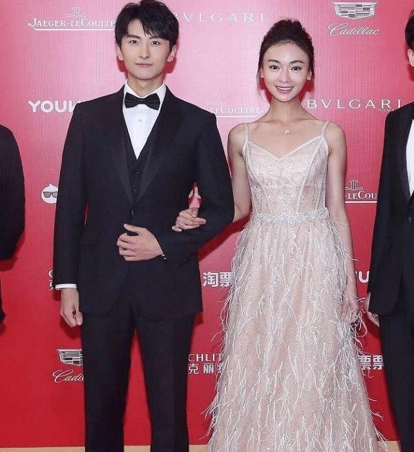29岁吴谨言撞上22岁关晓彤,同穿“无痕裙”,却不是一个等级