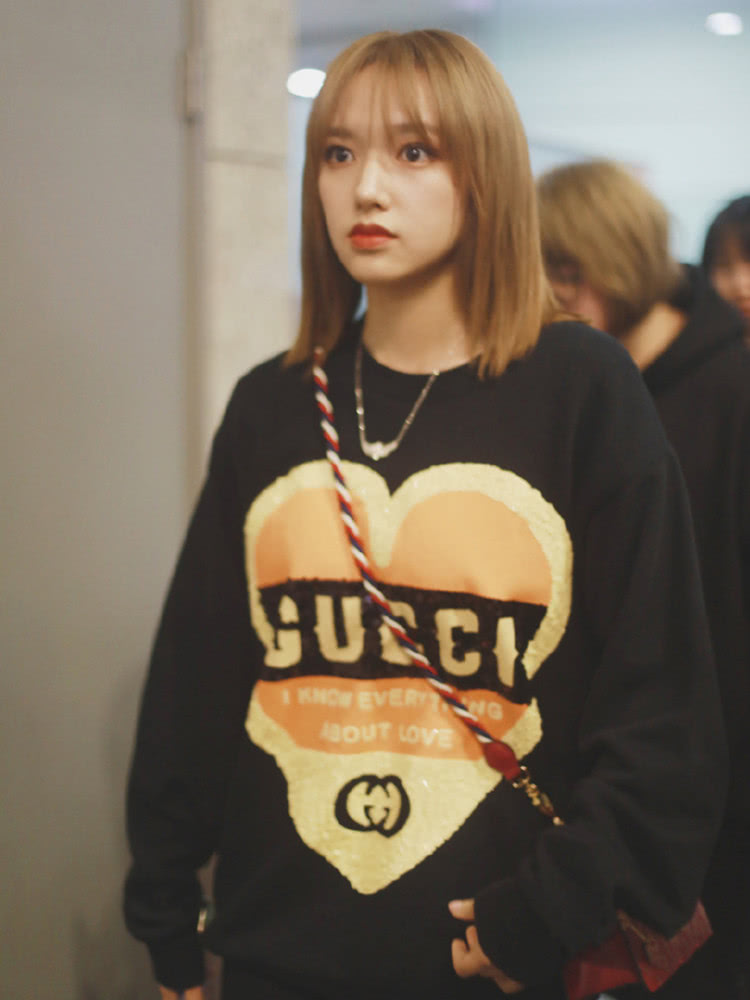 程潇私机场街拍,重现ALL BLACK穿搭,甜酷女孩上线!