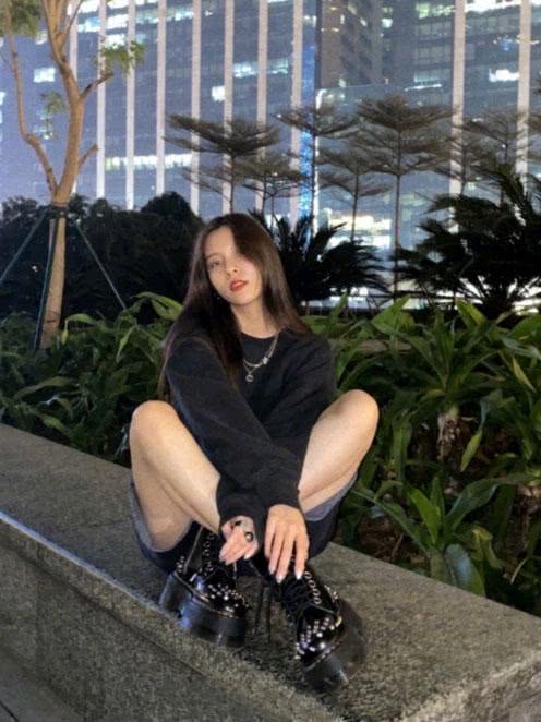 宋妍霏大卫衣搭配短裤秀美腿,一双马丁靴A爆了
