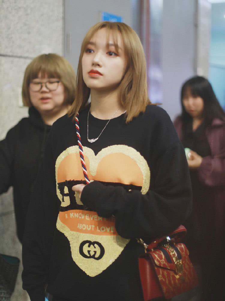 程潇私机场街拍,重现ALL BLACK穿搭,甜酷女孩上线!