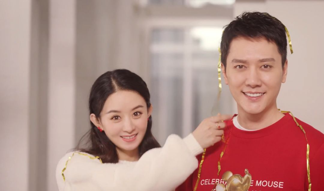 赵丽颖又秀恩爱!与老公冯绍峰甜蜜打闹,她表情娇羞小动作显亲密