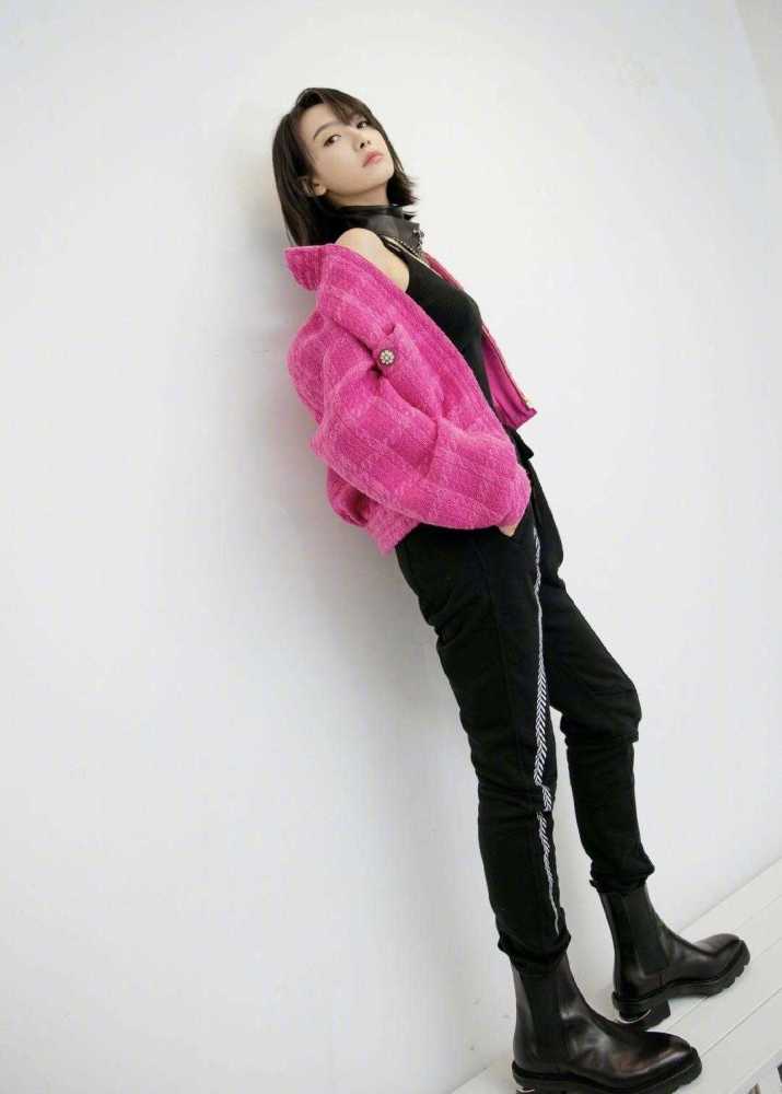 宋茜白色西装穿出了时髦干练,如今32岁美的像18岁