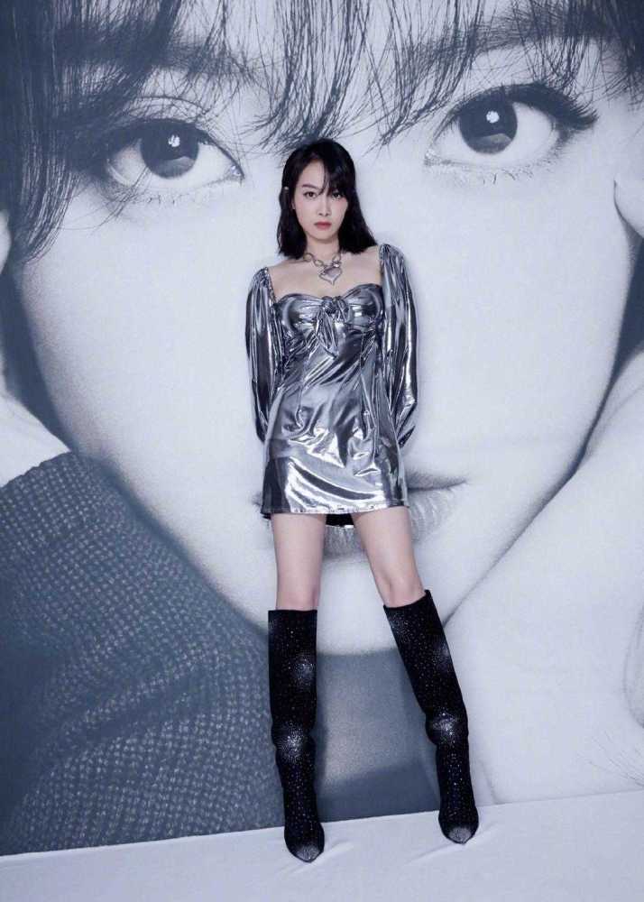 宋茜白色西装穿出了时髦干练,如今32岁美的像18岁