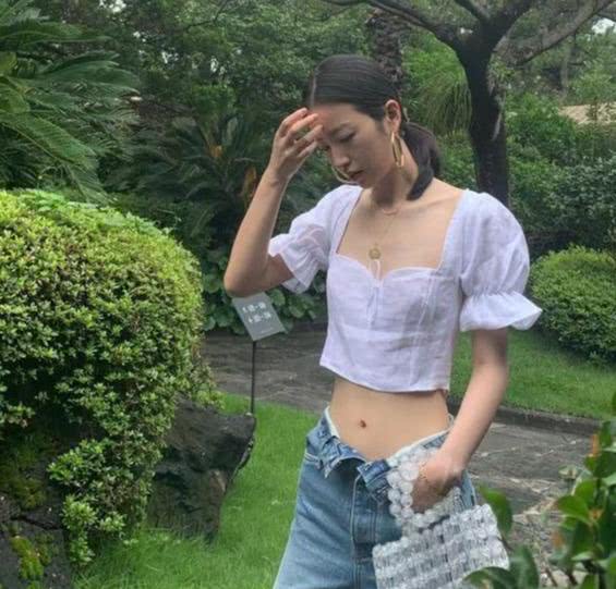 不输倪妮,有着“吃香脸”的周雨彤,终于把造型教科书更新了