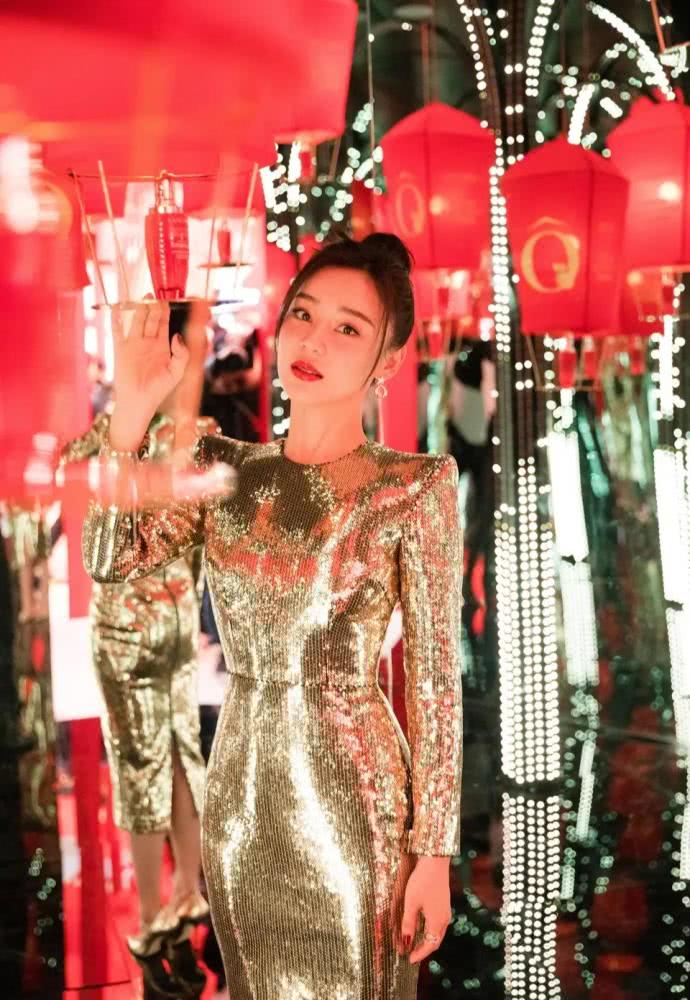 袁姗姗穿金色亮片人鱼裙勾勒完美曲线,身材未免太好了