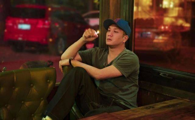 曾与徐静蕾同居5年,和周迅绯闻不断,最后却娶了个女导演