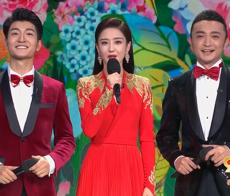 佟丽娅首挑春晚大梁，穿金丝礼服端庄大气，网友：陈思诚长点心吧