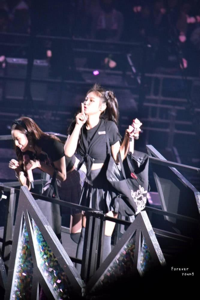 JENNIE演唱会造型全黑LOOK甜酷满分,超长双马尾太吸睛!