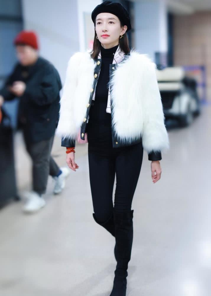 江疏影黑色皮夹克搭配A字裙，身材极品时尚感满分