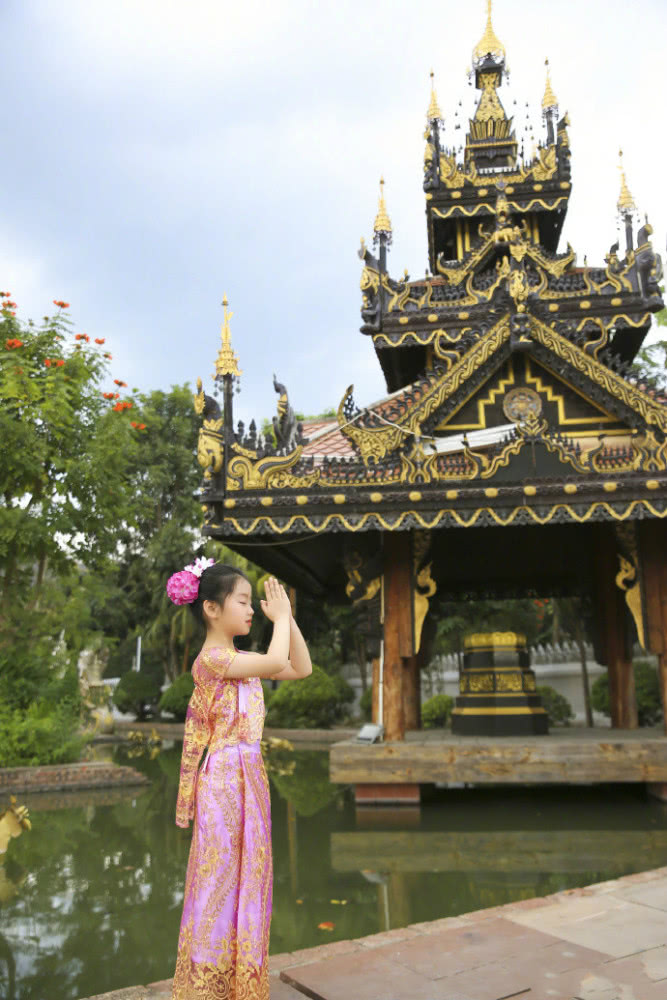 阿拉蕾长大了!穿“民族裙”跳舞有模有样,年纪小却是公认时尚咖