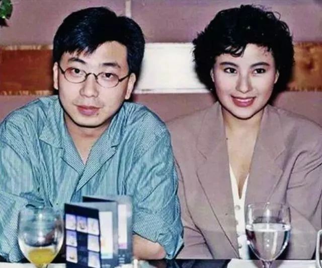 一婚嫁给作词才子,二婚嫁给豪门富二代,如今56岁的她很幸福