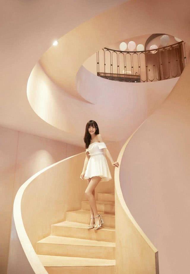 郑雅文穿一字肩鱼尾连衣裙亮相，犹如人鱼公主