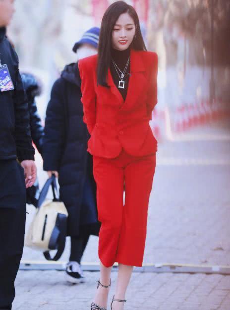 秋冬时节不会穿衣,吴宣仪的4套穿搭技巧让你一不小心变成时髦精