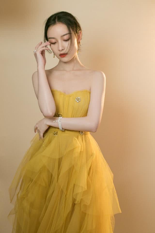 倪妮在线教你轻奢感穿搭，既能HOLD住女王风，还能穿出邻家姐姐范