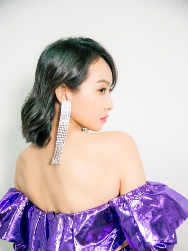 宋茜气质好又瘦任性穿,紫色亮面连衣短裙配长筒靴满满少女感