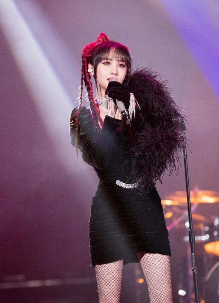 郑爽解锁新造型，小仙女摇身一变暗黑少女，百变风格美出新高度