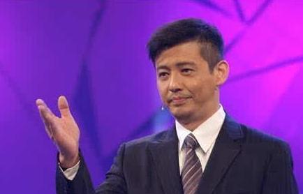 他曾是央视名嘴，和董卿恋爱6年无果，今56岁老来得子