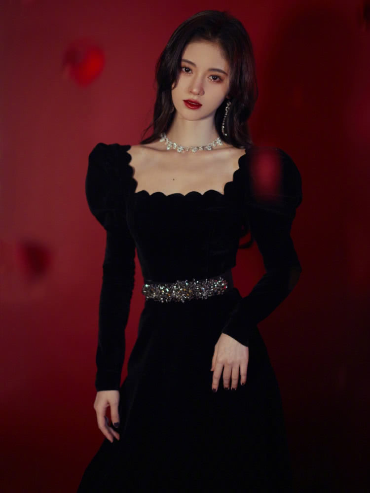 鞠婧祎全黑LOOK搭复古红唇,小个子也能HOLD住御姐风!